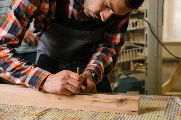 Proceso Trabajo Taller Carpintería Hombre Con Overoles Trabaja Taller Carpintería — Foto de Stock