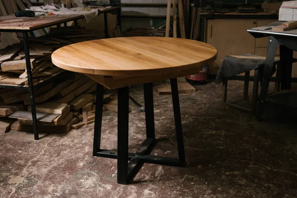 Bruin Lichtbruin Houten Ronde Eettafel Moderne Ontwerper Eettafel Donkere Achtergrond — Stockfoto