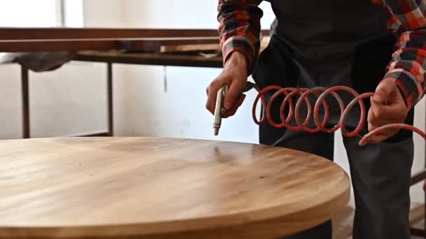 Proceso Trabajo Taller Carpintería Hombre Con Overoles Trabaja Taller Carpintería — Vídeos de Stock