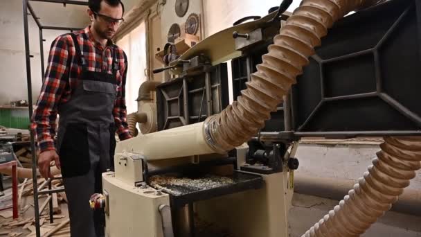 Working Process Carpentry Workshop Man Overalls Uses Sthicknessing Planer Machine — Stock Video