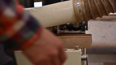 Marangozluk atölyesinde çalışma süreci. İş, marangozluk, marangozluk ve insan konsepti gibi marangozluk atölyelerinde işçi tayini kullanan işçi tulumu giyen bir adam.