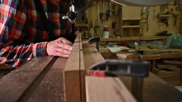 Proceso Trabajo Taller Carpintería Hombre Con Overoles Trabaja Una Sierra — Vídeos de Stock