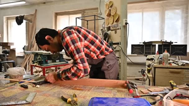 Proceso Trabajo Taller Carpintería Hombre Con Overoles Trabaja Taller Carpintería — Vídeos de Stock