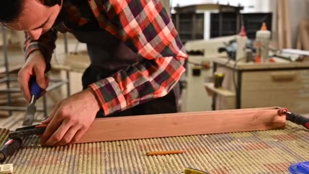 Proceso Trabajo Taller Carpintería Hombre Con Overoles Trabaja Taller Carpintería — Vídeos de Stock