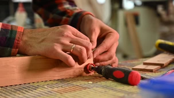 Proceso Trabajo Taller Carpintería Hombre Con Overoles Trabaja Taller Carpintería — Vídeos de Stock