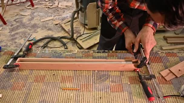 Proceso Trabajo Taller Carpintería Hombre Con Overoles Trabaja Taller Carpintería — Vídeos de Stock