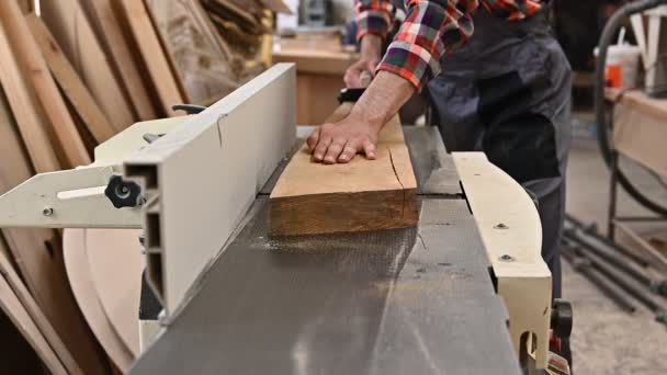 Proceso Trabajo Taller Carpintería Hombre Overoles Utiliza Una Máquina Cepilladora — Vídeos de Stock