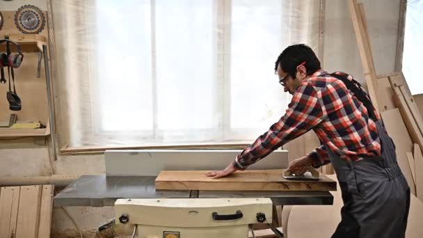 Working Process Carpentry Workshop Man Overalls Uses Sthicknessing Planer Machine — Stock Video