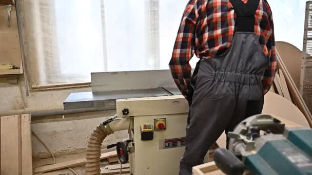 Proceso Trabajo Taller Carpintería Hombre Overoles Utiliza Una Máquina Cepilladora — Vídeos de Stock