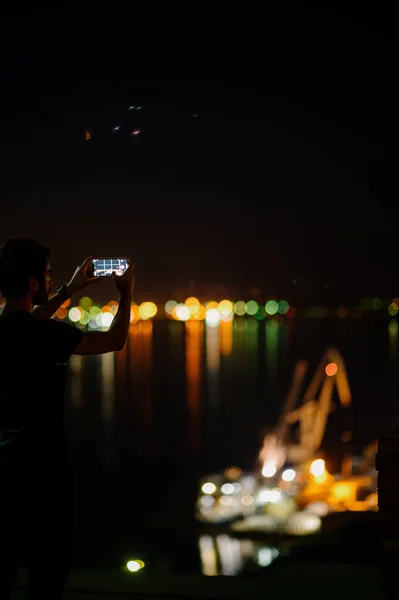 Hombre Toma Una Foto Ciudad Nocturna Teléfono Inteligente Detectando Las —  Fotos de Stock