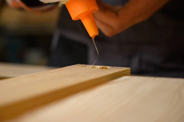 Proceso Trabajo Taller Carpintería Hombre Con Overoles Trabaja Taller Carpintería — Foto de Stock