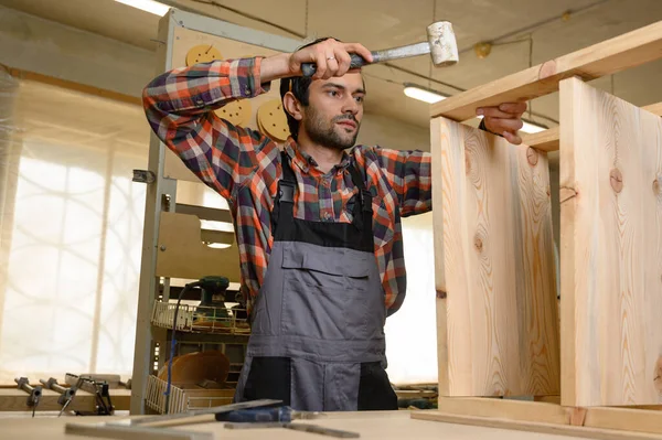 Proceso Trabajo Taller Carpintería Hombre Con Overoles Trabaja Taller Carpintería — Foto de Stock