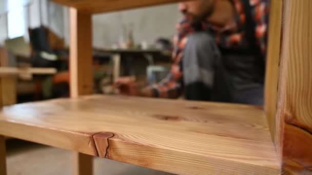 Trabajador Madera Pone Barniz Una Mesa Madera Trabajador Está Pintando — Vídeos de Stock