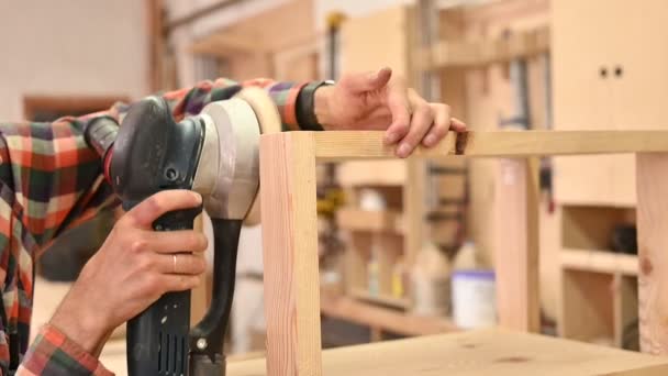 Werkproces Timmerwerkplaats Een Man Met Elektrische Schuurmachine Voor Hout Een — Stockvideo