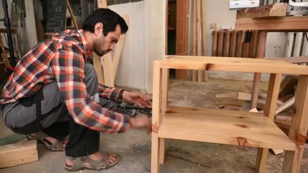 Träarbetare Lägger Lack Ett Träbord Arbetaren Målar Trädetaljer Fabriken För — Stockvideo