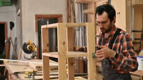 Proceso Trabajo Taller Carpintería Hombre Que Usa Lijadora Eléctrica Para — Vídeos de Stock