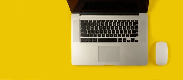 Вид Сверху Ноутбука Мыши Желтом Фоне Плоская Композиция Ноутбуком Мышью — стоковое фото