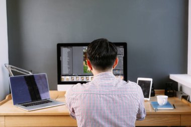 Profesyonel Fotoğrafçı Fotoğraf Düzenleme Uygulamasında çalışıyor. Kişisel Bilgisayarındaki Yazılım. Fotoğrafları işlemek için fotoğrafçı. Fotoğraf ekipmanları masanın üstünde. Resimler yeniden yükleniyor.