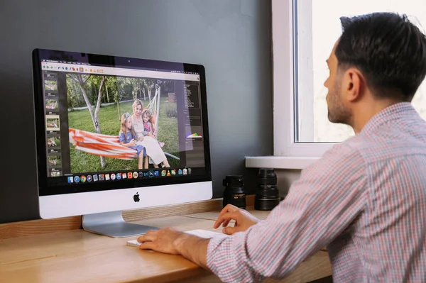 Professionele Fotograaf Werkt Photo Editing App Software Zijn Personal Computer — Stockfoto