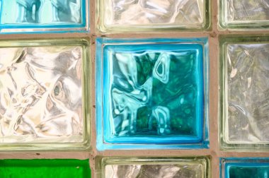 Renkli bir vitraylı pencere. Farklı renklerde camlı camlar.