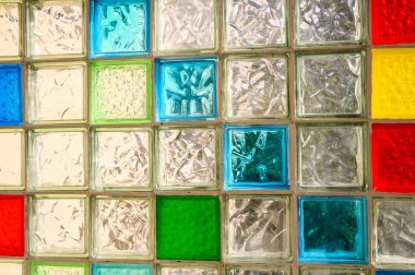 Renkli bir vitraylı pencere. Farklı renklerde camlı camlar.