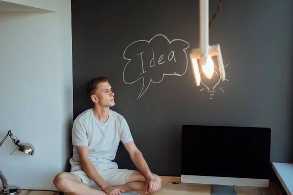 Молодой Улыбчивый Человек Имеет Idea Idea Concept Portrait Молодой Человек — стоковое фото