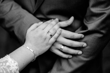 Erkek ve kadın el ele tutuşun. Kadın ve erkeğin elleri yakın..