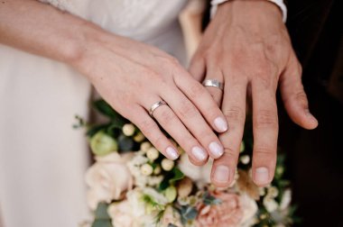 Erkek ve kadın el ele tutuşun. Kadın ve erkeğin elleri yakın..