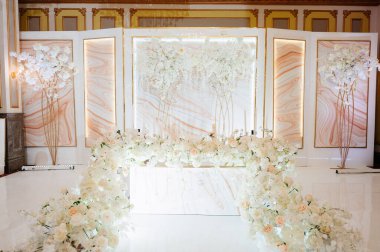 Düğün günü ziyafet odasının şenlikli ve resmi dekorasyonu.