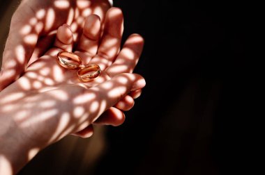 Nikah yüzükleri gelin ve damat yakın çekim makro çekim, yakın çekim