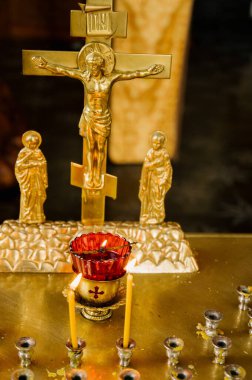 Kilisede karanlıkta yanan mum yakın.