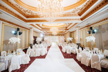 Düğün günü ziyafet odasının şenlikli ve resmi dekorasyonu.