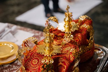 Kilisedeki bir tepside düğün için iki taç.