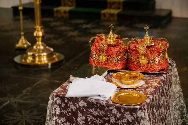 Dos Coronas Para Bodas Una Bandeja Una Iglesia Cerca Imagen De Stock