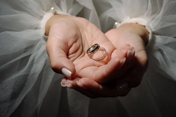 Duas Alianças Casamento Nas Mãos Dos Recém Casados Perto Cerimónia — Fotografia de Stock