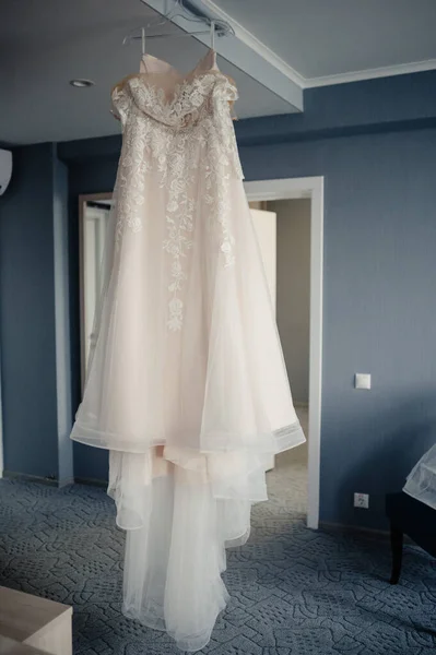 Bílé Svatební Šaty Visí Ložnici Bílé Nevěsty Šaty Zblízka — Stock fotografie