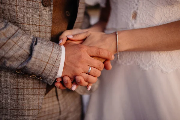 Uomo Donna Tengono Mano Mani Dell Uomo Della Donna Vicino — Foto Stock