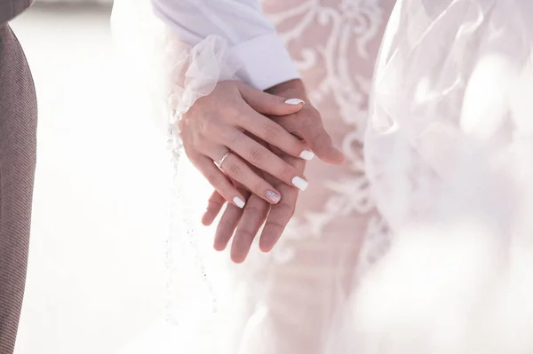 Uomo Donna Tengono Mano Mani Dell Uomo Della Donna Vicino — Foto Stock