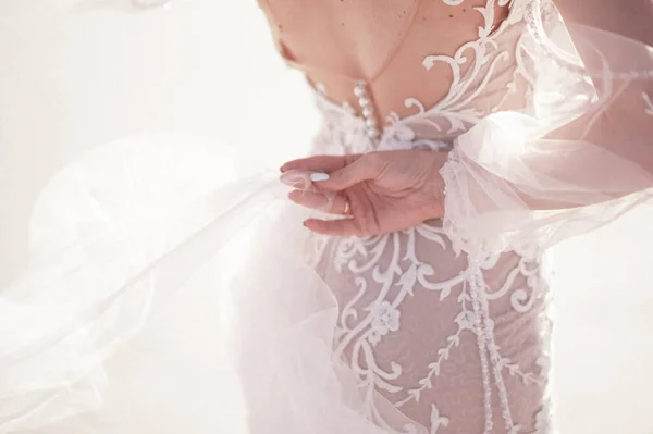 Молодая Женщина Позирует Белом Свадебном Платье — стоковое фото