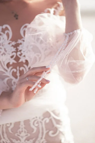 Молода Жінка Позує Білій Весільній Сукні — стокове фото