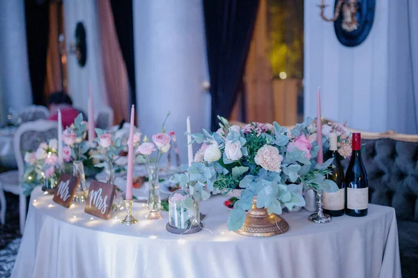 Bruiloft tafel decoratie met bloemen.Decoratie van de feestzaal op de trouwdag — Stockfoto