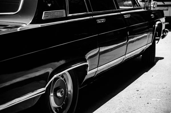 Czarny luksusowy retro car.Soviet samochód retro zbliżenie — Zdjęcie stockowe