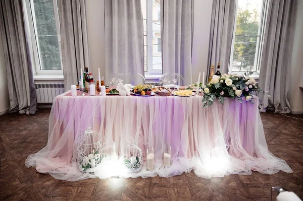 Decoración de la sala de banquetes en el día de la boda — Foto de Stock