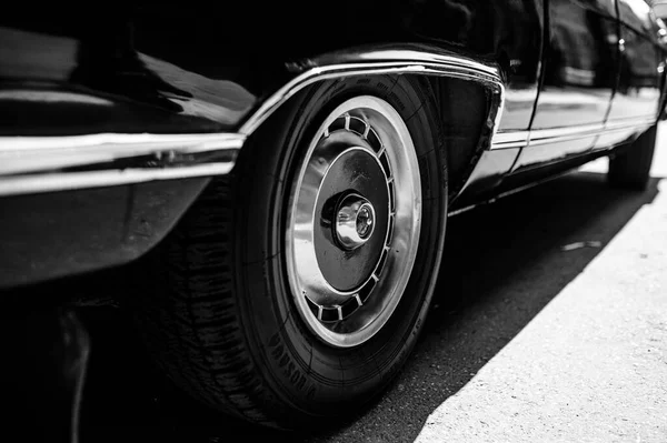Czarny luksusowy retro car.Soviet samochód retro zbliżenie — Zdjęcie stockowe