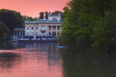 Lazienki Park su üzerinde Kraliyet Sarayı, gün batımı sırasında, Varşova, Varşova Kraliyet hamamları su üzerinde Saray, Polonya 