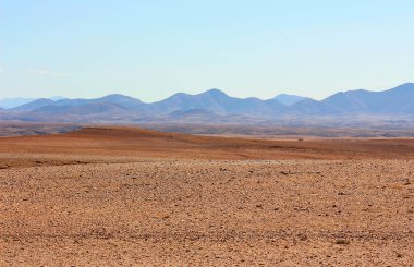 Namibya 'da altın kum ve dağlar