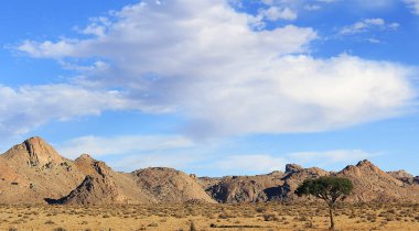 Dağların üzerindeki parlak mavi gökyüzü