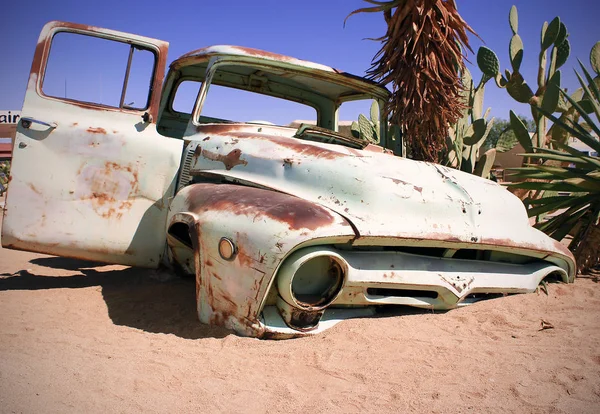 Altes Auto Der Sandlandschaft — Stockfoto