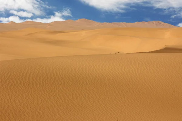 Gouden Zandduin Witte Wolken Een Zonnige Dag — Stockfoto