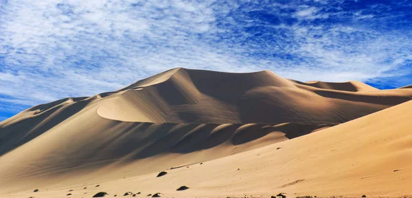 Goldene Sanddüne Und Weiße Wolken Einem Sonnigen Tag — Stockfoto